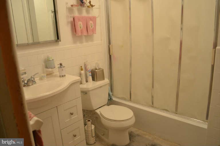 2449 Forest Green Road Baltimore, MD 21209 - Photo 7 of 19 Bath