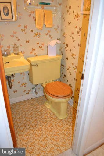 2449 Forest Green Road Baltimore, MD 21209 - Photo 8 of 19 Powder room