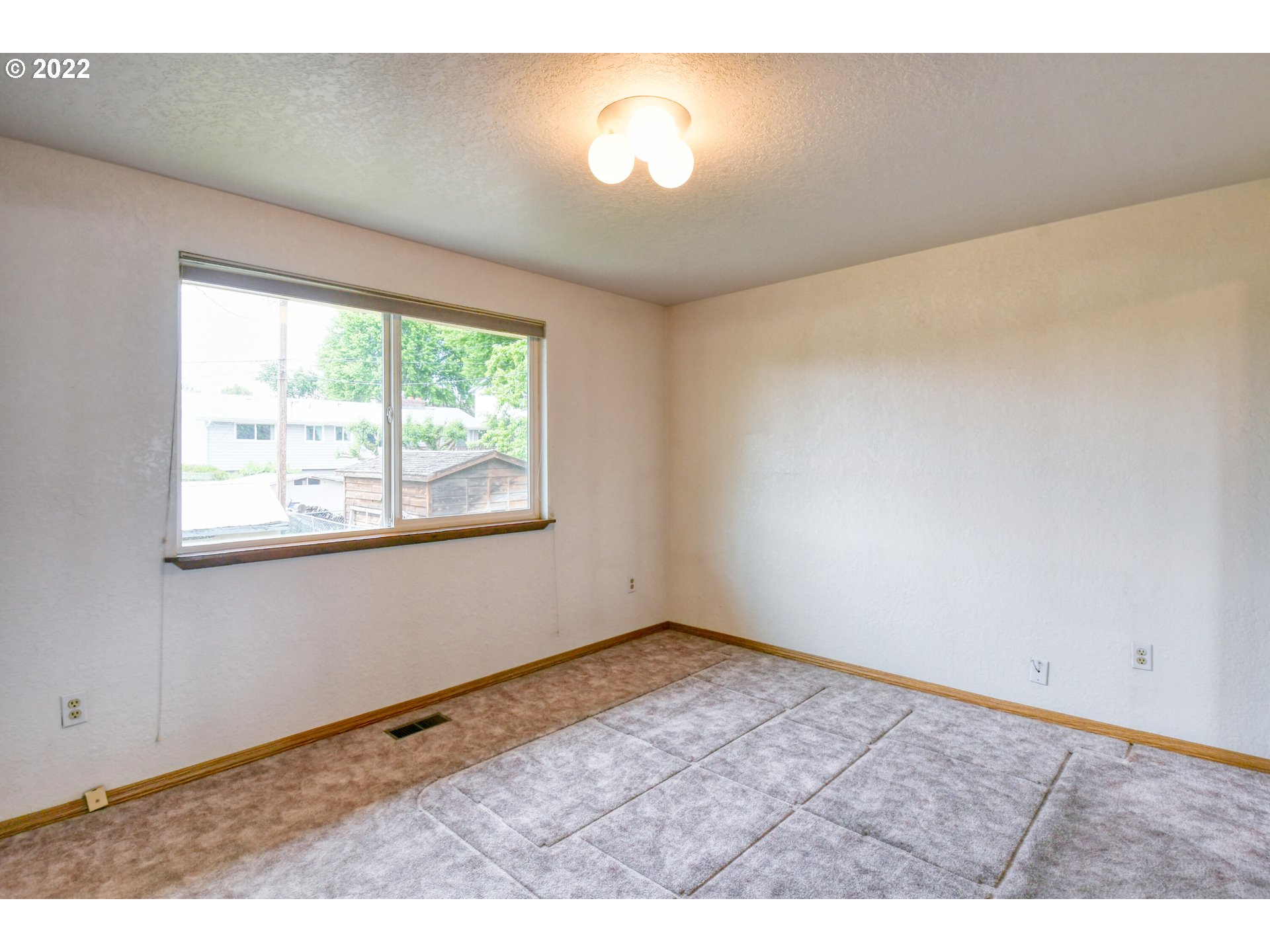 3339 Southwest Ladow Avenue Pendleton, OR 97801 - Photo 11 of 32 a view of an empty room and window
