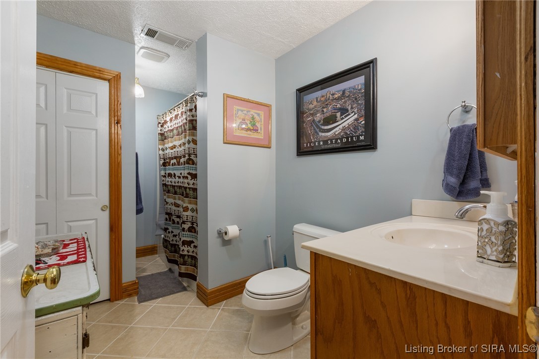 3490 Locust Point Road Southeast Corydon, IN 47112 - Photo 24 of 34 guest bath