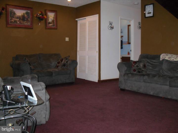 12744 Kenny Road Philadelphia, PA 19154 - Photo 4 of 20 Living Room