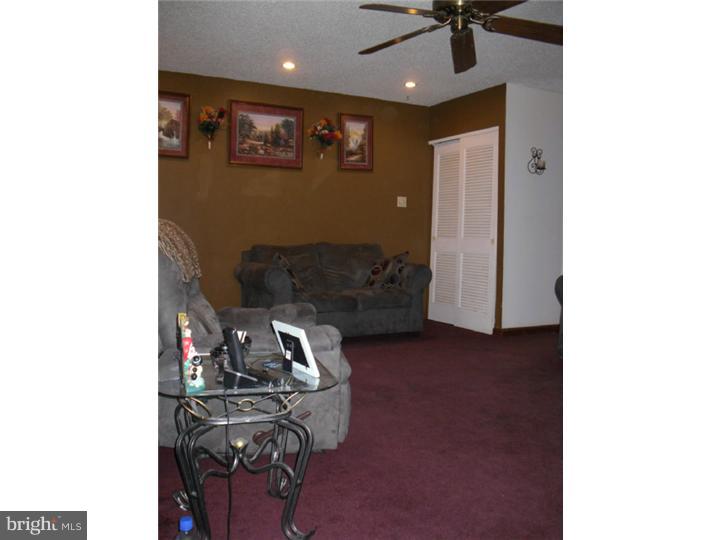 12744 Kenny Road Philadelphia, PA 19154 - Photo 5 of 20 Living Room