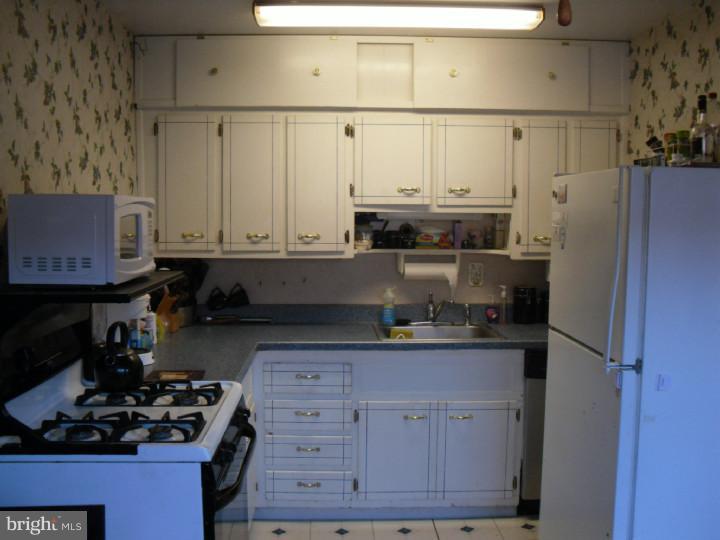 12744 Kenny Road Philadelphia, PA 19154 - Photo 6 of 20 Kitchen