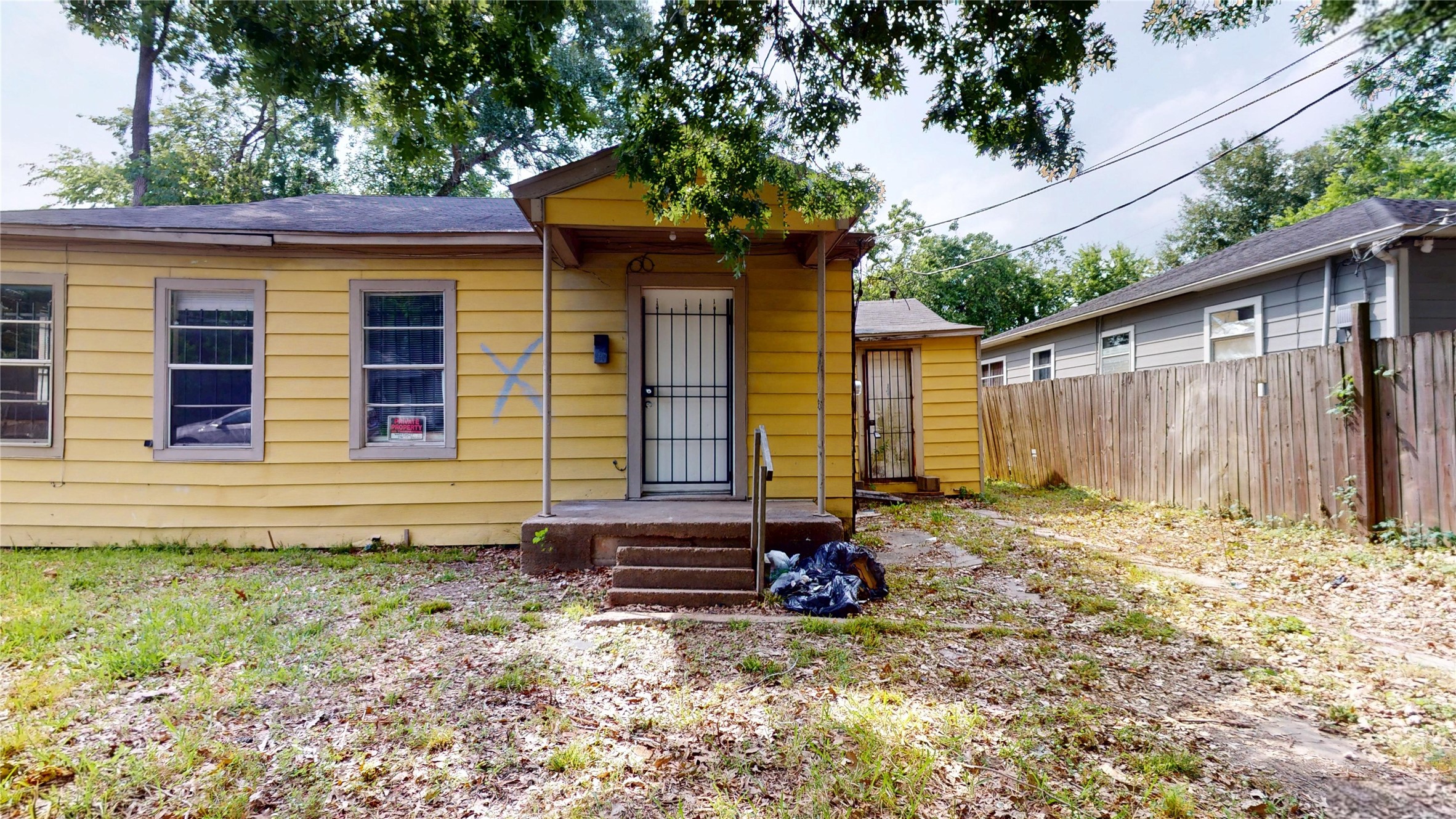 6604 Conley Street Houston, TX 77021 - Photo 4 of 28 a front view of a house with garden