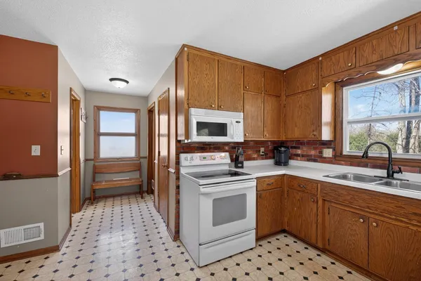 $250,000 | 420 5th Street Southeast, Pine Island, MN 55963