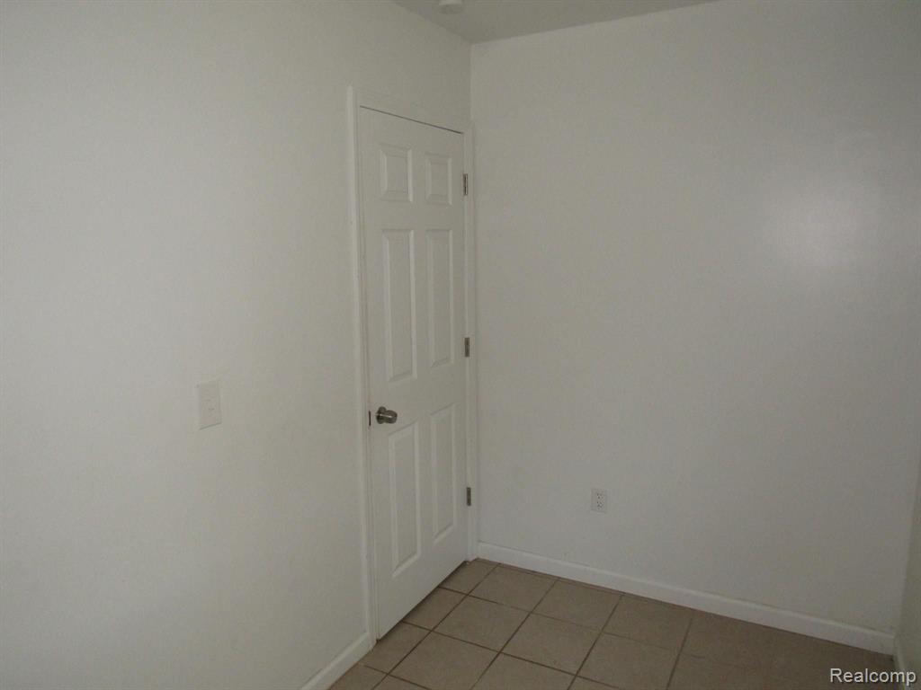 821 Kettering Avenue Pontiac, MI 48340 - Photo 16 of 18