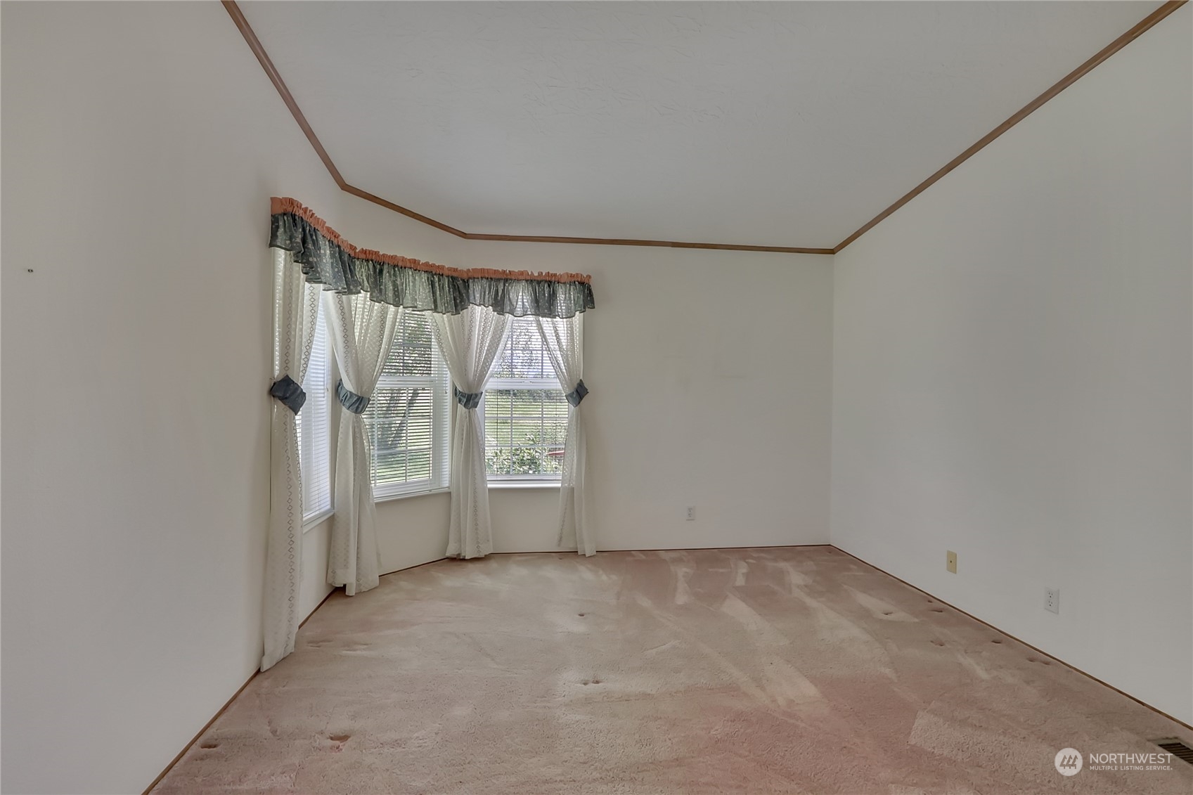 43205 196th Avenue Southeast Enumclaw, WA 98022 - Photo 24 of 30 an empty room with windows