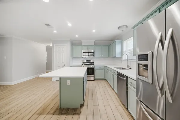 $2,600 | 3116 Creek Bank Lane, Pearland, TX 77581