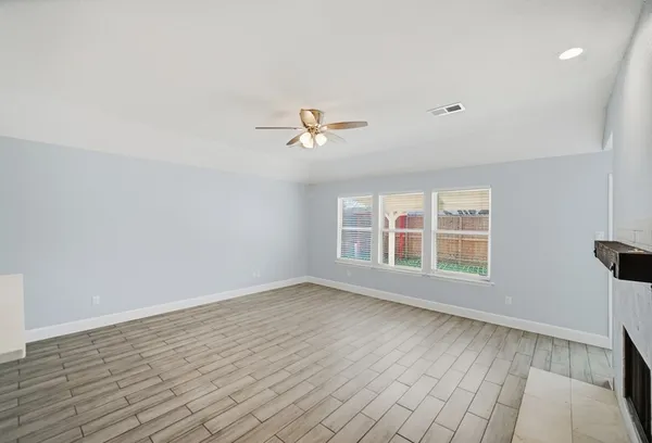 $2,600 | 3116 Creek Bank Lane, Pearland, TX 77581