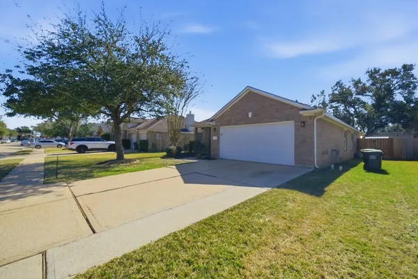 $2,600 | 3116 Creek Bank Lane, Pearland, TX 77581