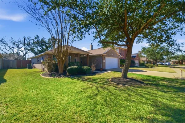 $2,600 | 3116 Creek Bank Lane, Pearland, TX 77581