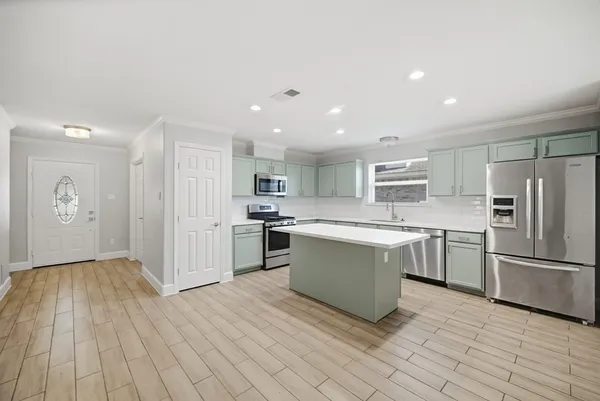 $2,600 | 3116 Creek Bank Lane, Pearland, TX 77581