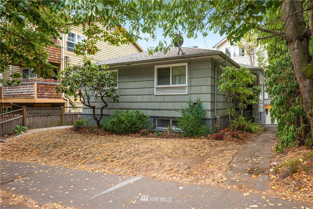 929 North 35th Street Seattle, WA 98103 - Photo 1 of 17 a front view of a house with a yard