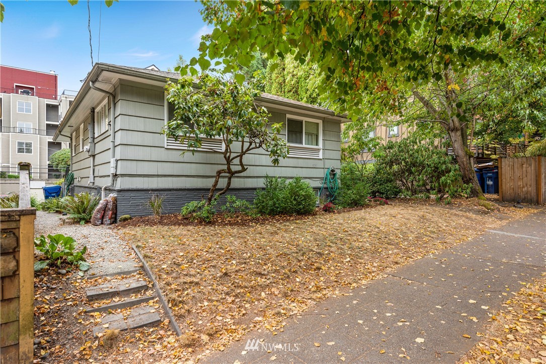 929 North 35th Street Seattle, WA 98103 - Photo 2 of 17 a house with a yard