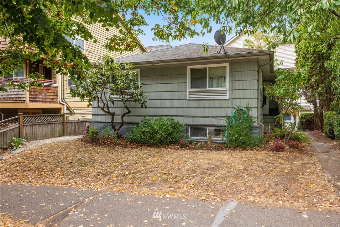 929 North 35th Street Seattle, WA 98103 - Photo 3 of 17 a front view of a house with garden