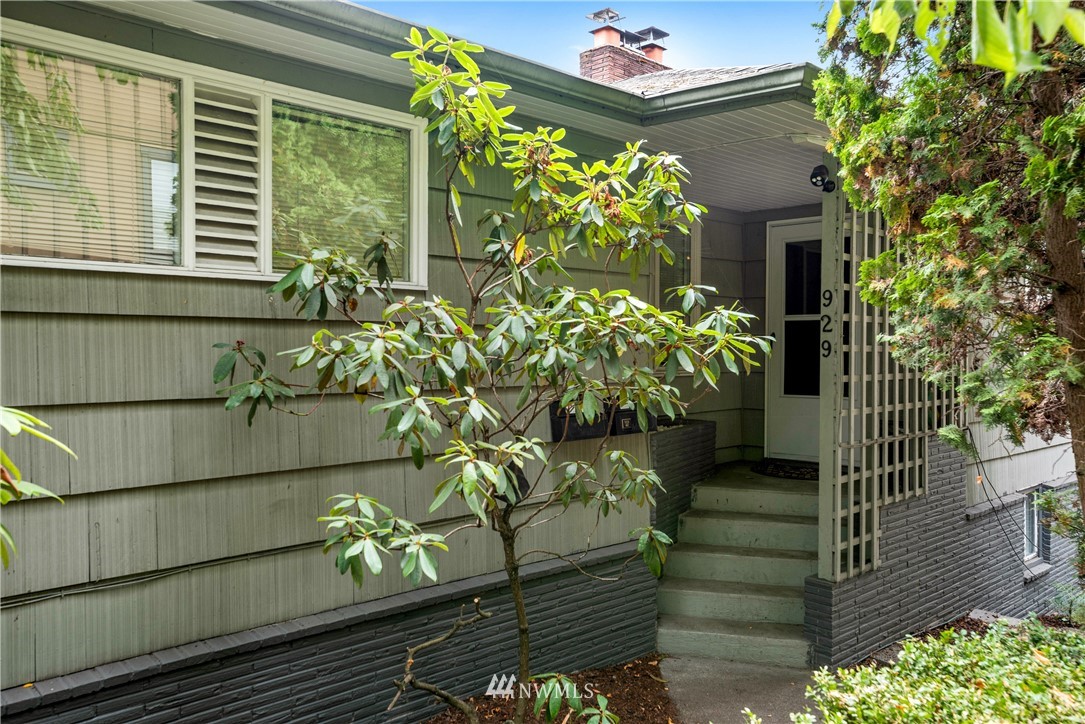 929 North 35th Street Seattle, WA 98103 - Photo 4 of 17 a potted plant sitting in front of a house