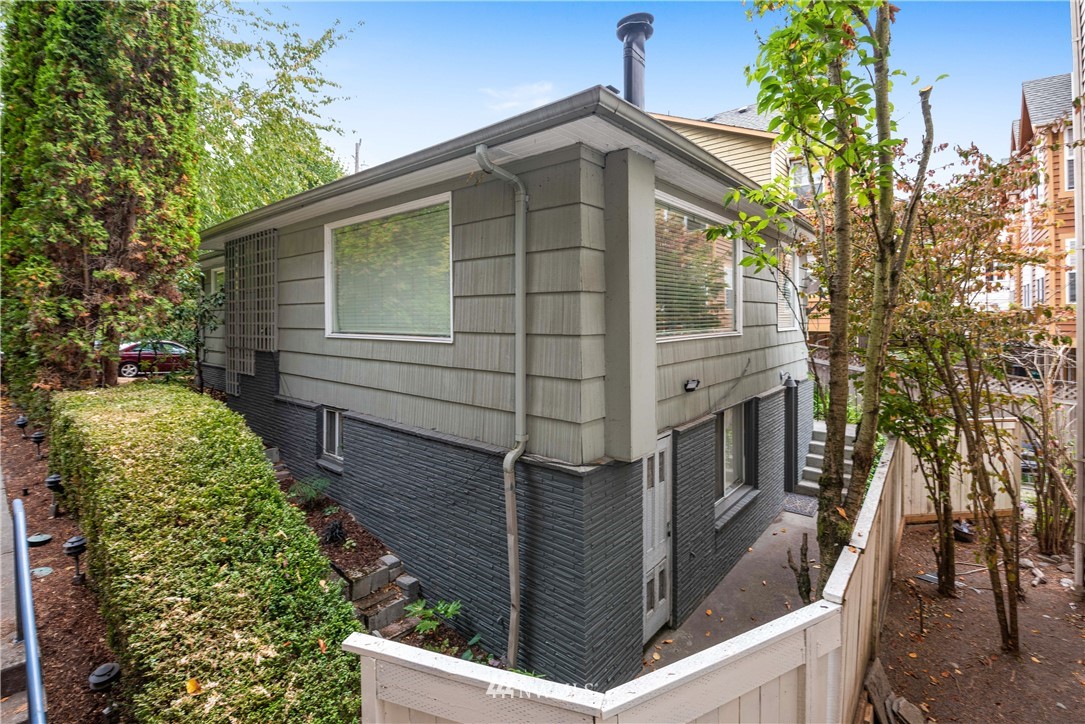 929 North 35th Street Seattle, WA 98103 - Photo 5 of 17 a front view of a house with garden