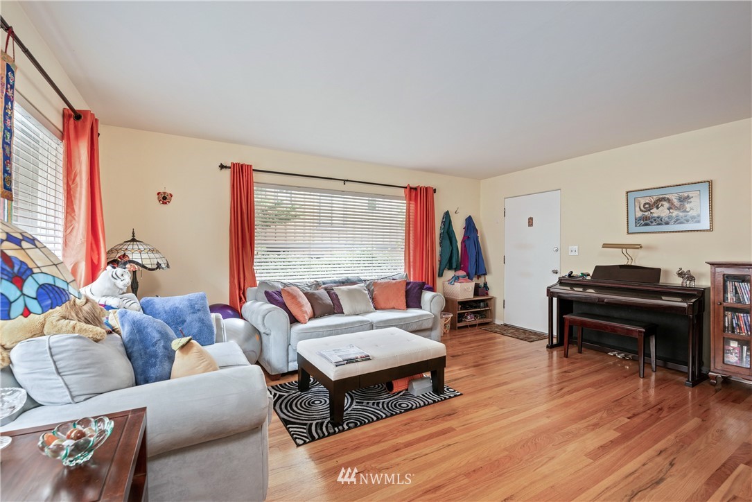 929 North 35th Street Seattle, WA 98103 - Photo 7 of 17 a living room with furniture and a wooden floor