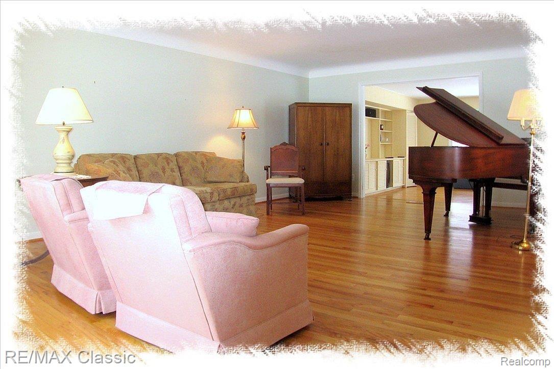 28423 Brandywine Road Farmington, MI 48334 - Photo 3 of 8 Gleaming Hard Wood Floors