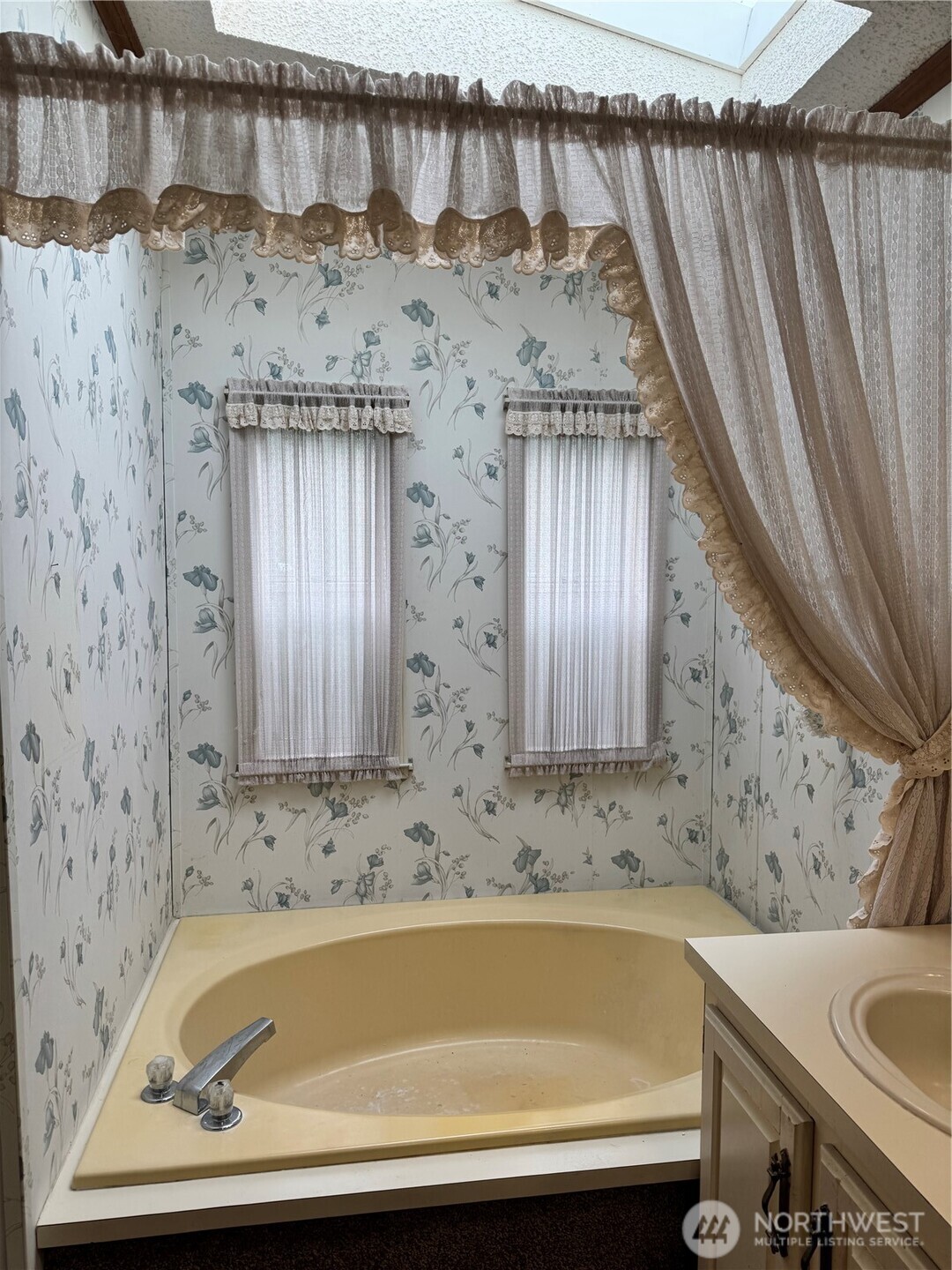 2388 Sparrow Loop, Unit 155 Kelso, WA 98626 - Photo 12 of 22 a bathroom with a tub and sink