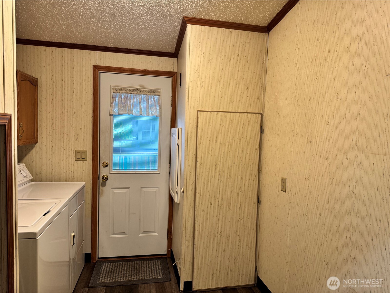 2388 Sparrow Loop, Unit 155 Kelso, WA 98626 - Photo 22 of 22 a bathroom with a sink and a mirror