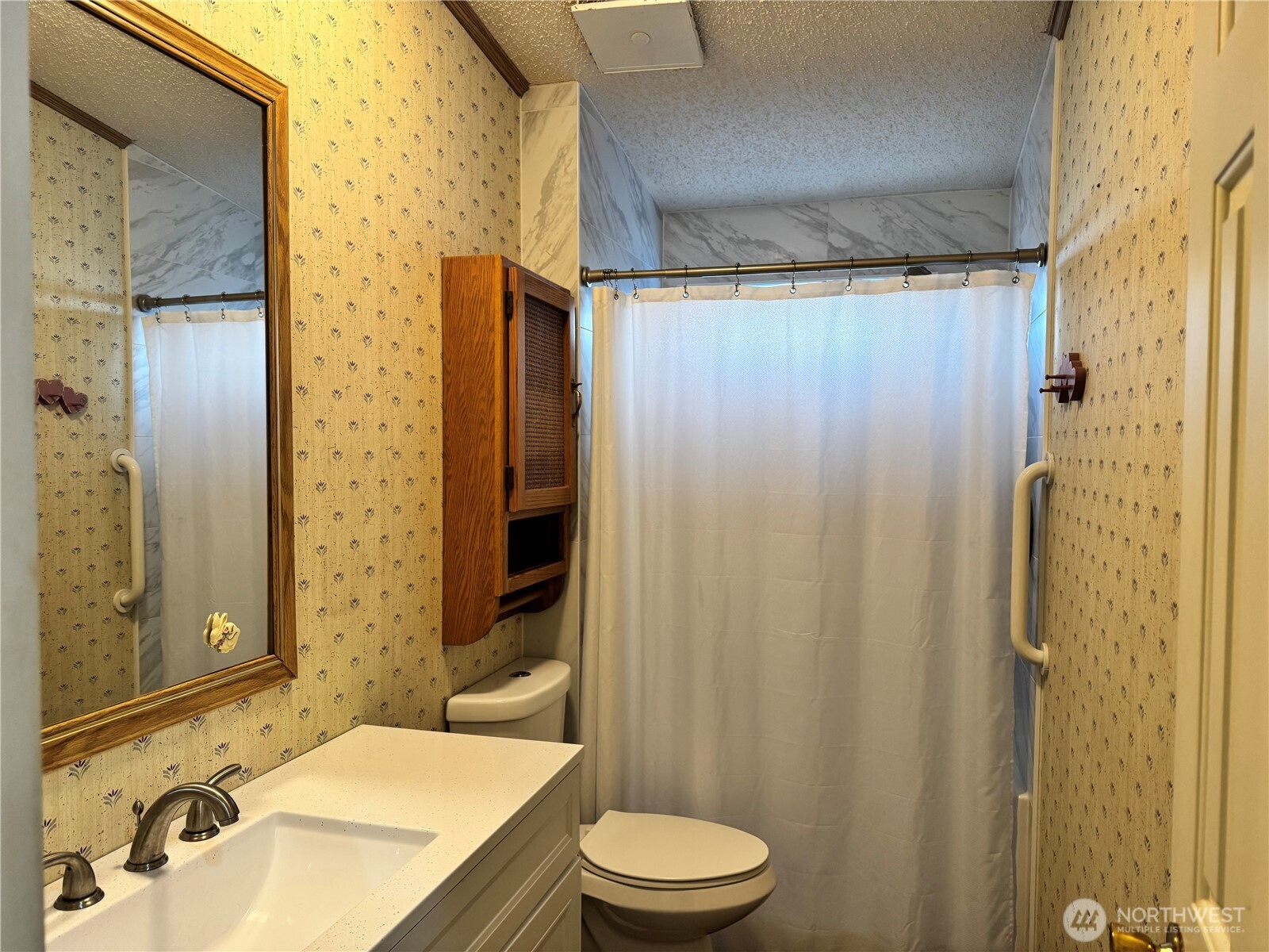 2388 Sparrow Loop, Unit 155 Kelso, WA 98626 - Photo 9 of 22 a bathroom with a sink and a mirror