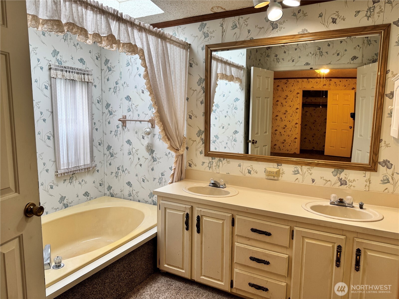 2388 Sparrow Loop, Unit 155 Kelso, WA 98626 - Photo 10 of 22 a bathroom with a tub a sink and a mirror