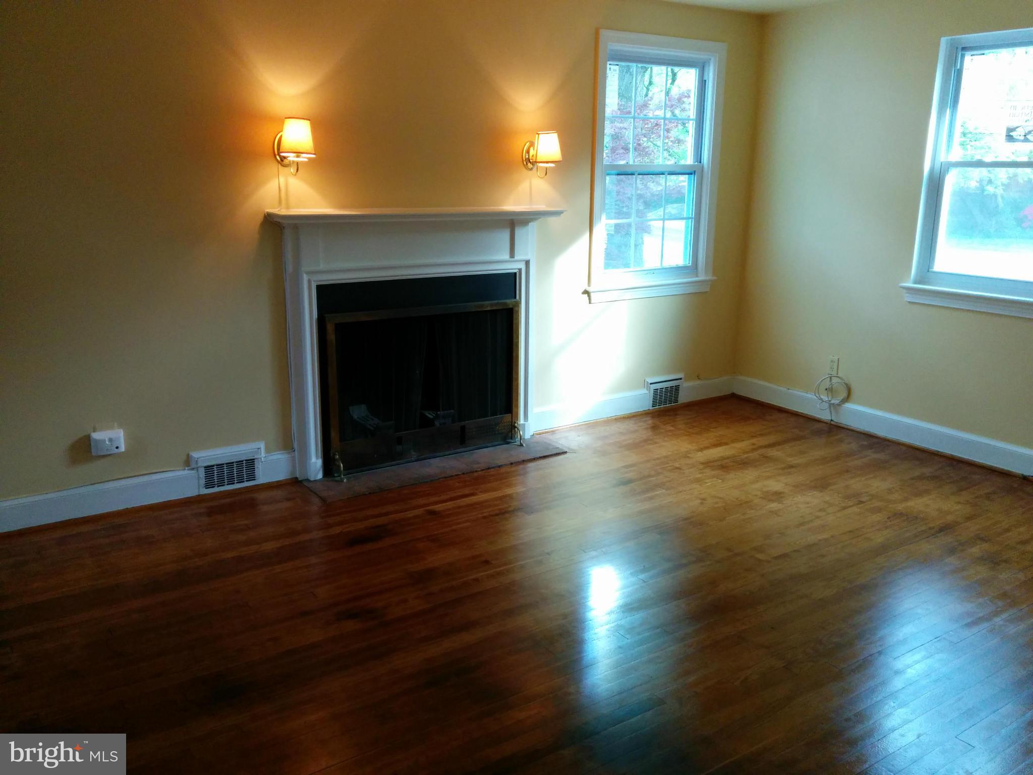4635 River Road Bethesda, MD 20816 - Photo 4 of 22 Living Room