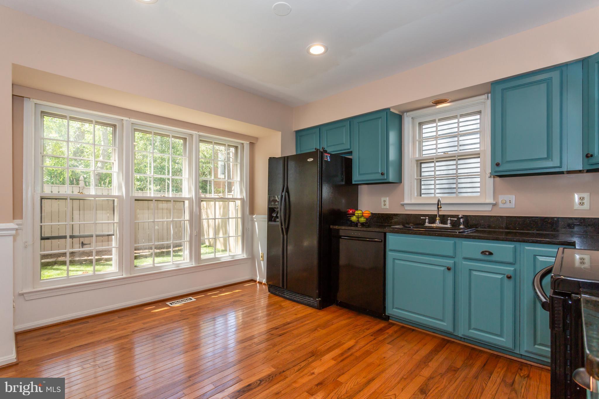 2074 Cobblestone Lane Reston, VA 20191 - Photo 8 of 30 Spacious eat-in Kitchen