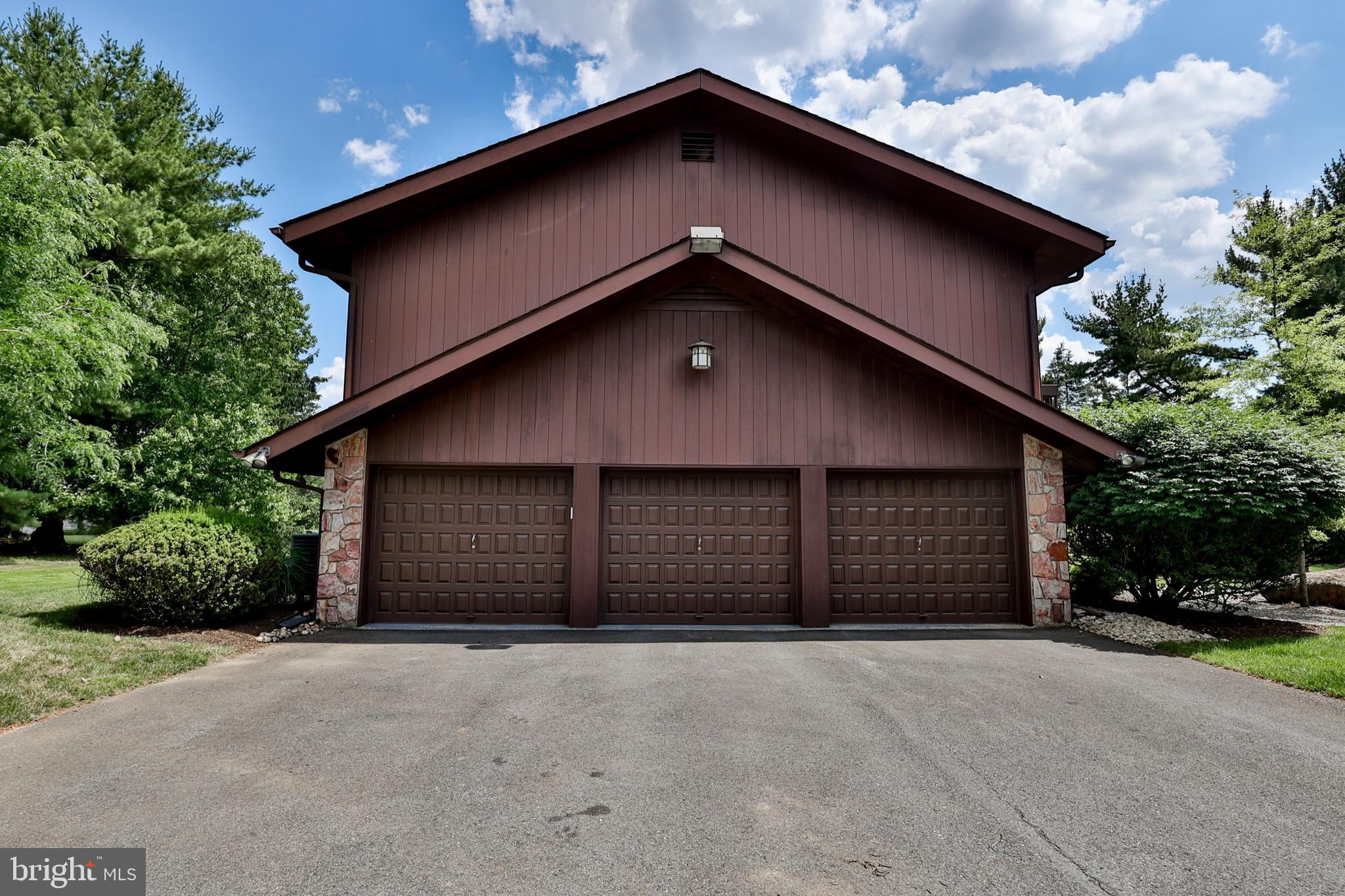 833 Yorkshire Road Allentown, PA 18103 - Photo 2 of 49 Gallery Image 2