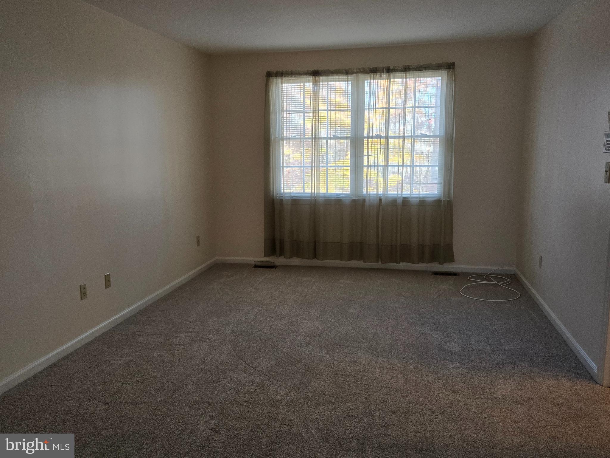 6801 Upper Mills Circle Baltimore, MD 21228 - Photo 20 of 40 an empty room with a window