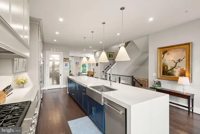 a view of an outdoor space