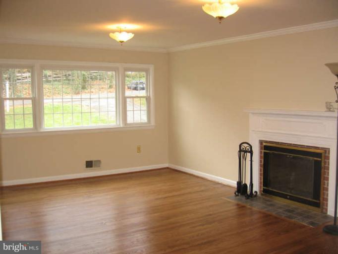 4025 Laurel Road Alexandria, VA 22309 - Photo 3 of 24 Living Room