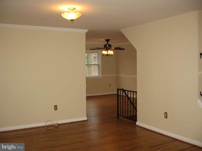 4025 Laurel Road Alexandria, VA 22309 - Photo 4 of 24 Living Room