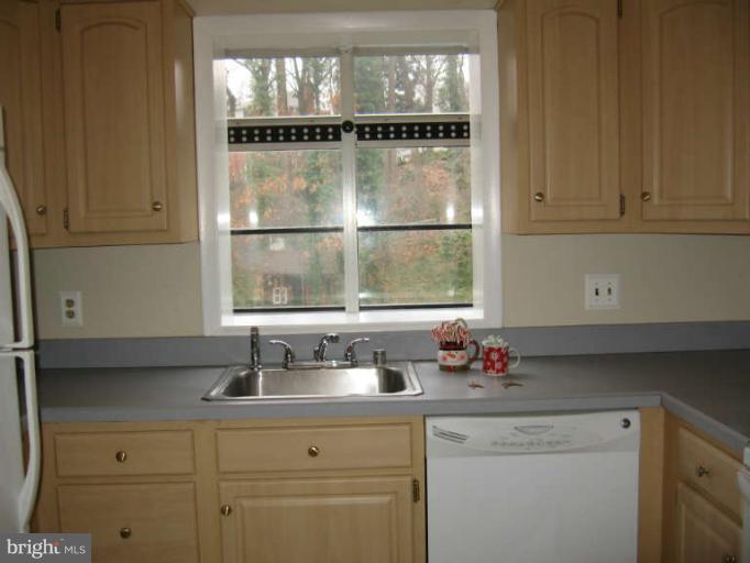 4025 Laurel Road Alexandria, VA 22309 - Photo 8 of 24 Kitchen