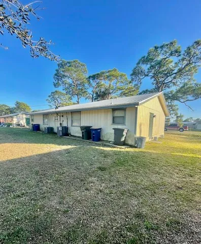 a view of a house with backyard and garden