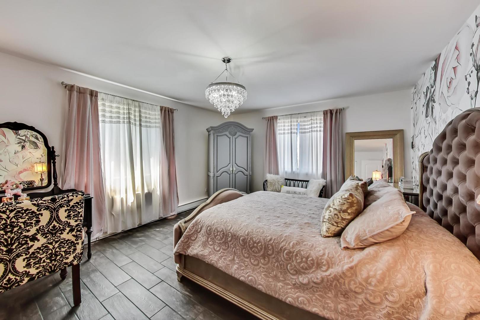 250 Ridge Avenue, Unit 3K Evanston, IL 60202 - Photo 16 of 24 a bedroom with a large bed and a window