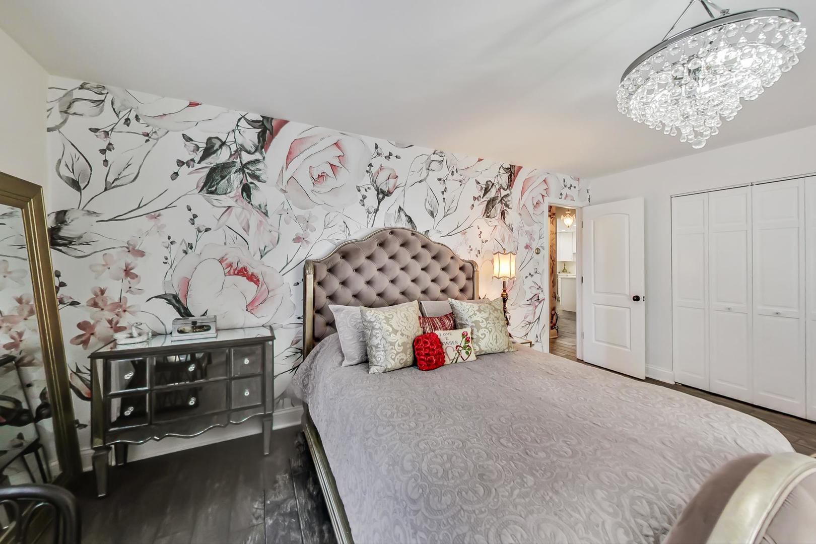 250 Ridge Avenue, Unit 3K Evanston, IL 60202 - Photo 17 of 24 a bedroom with a bed and a window