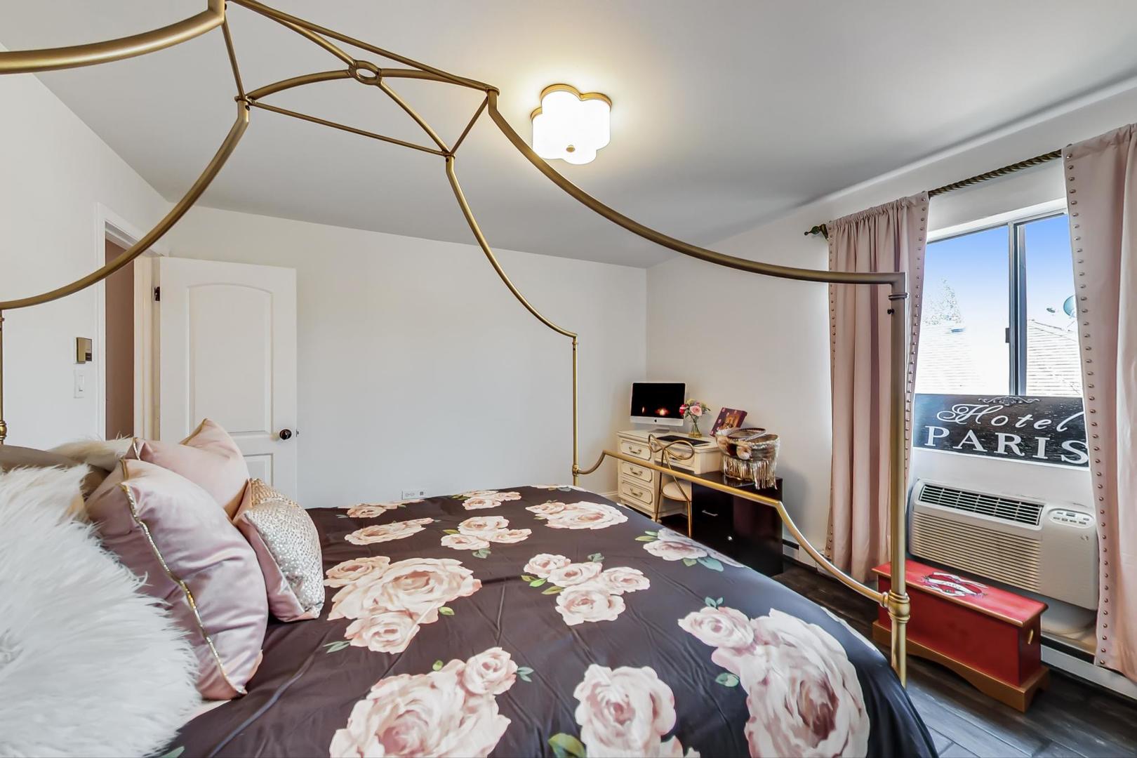 250 Ridge Avenue, Unit 3K Evanston, IL 60202 - Photo 19 of 24 a bedroom with a bed and a mirror