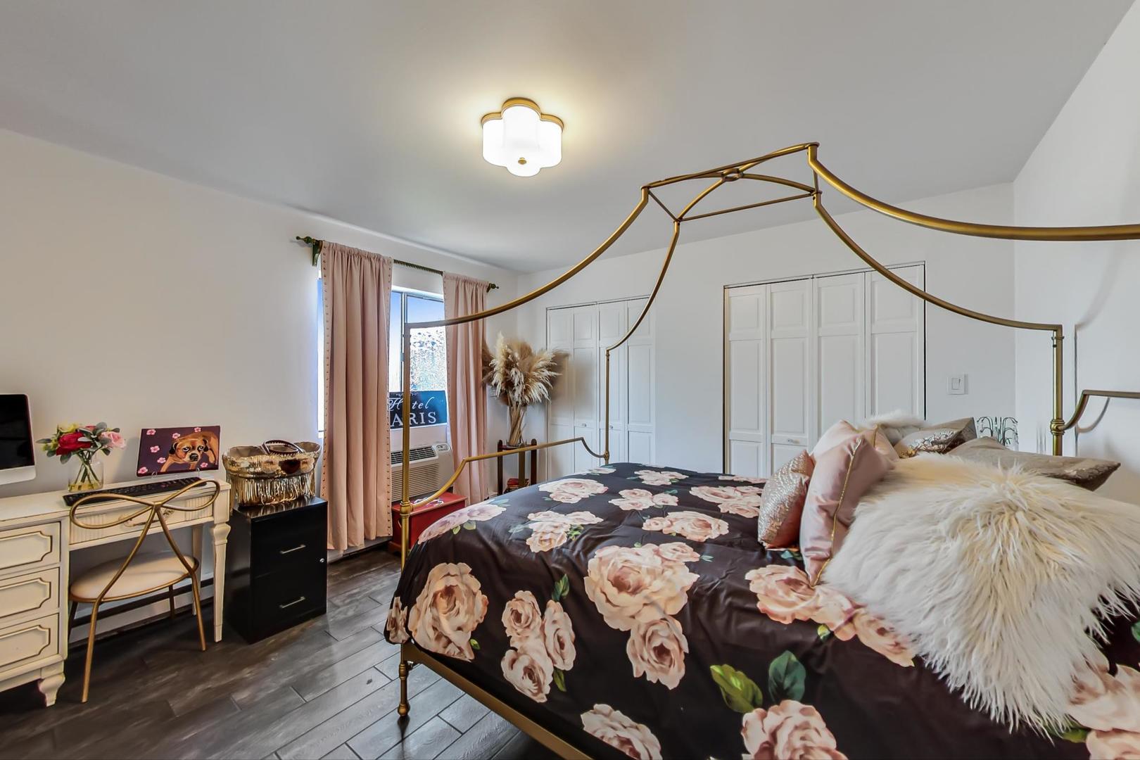 250 Ridge Avenue, Unit 3K Evanston, IL 60202 - Photo 20 of 24 a bedroom with bed and a closet