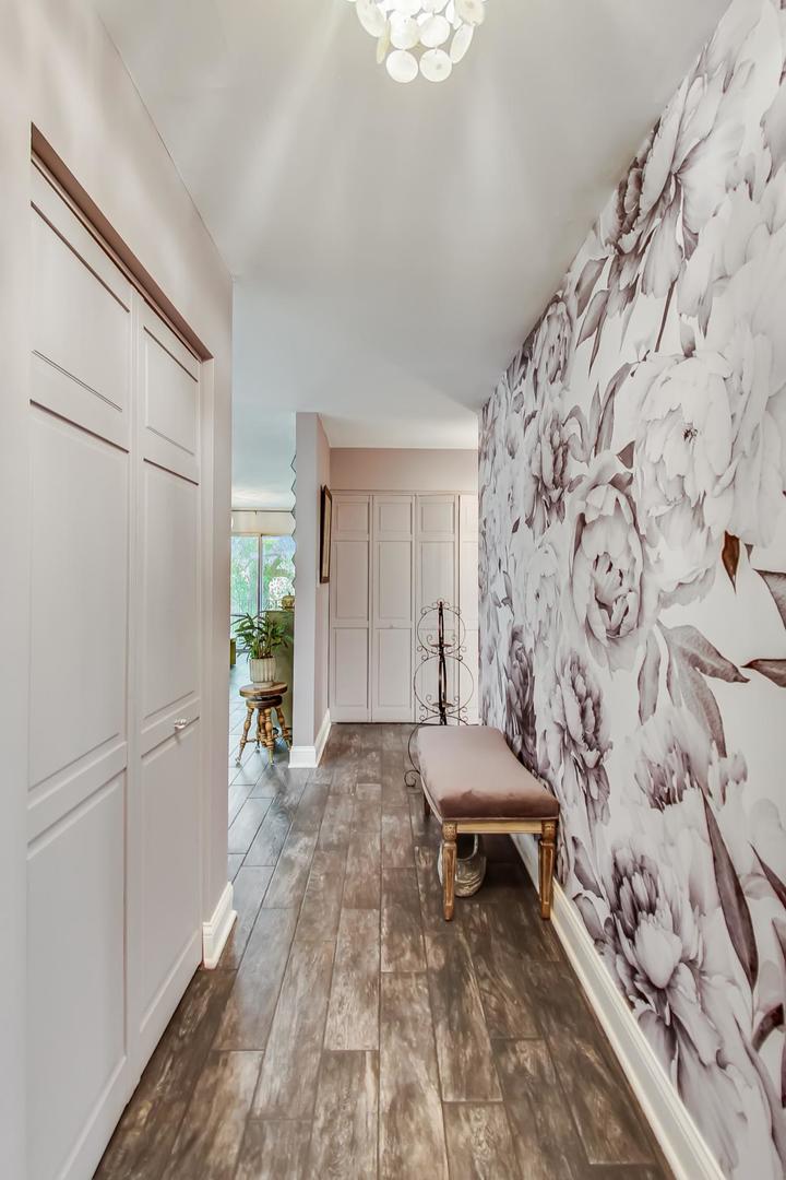 250 Ridge Avenue, Unit 3K Evanston, IL 60202 - Photo 3 of 24 a bedroom with a bed and a window