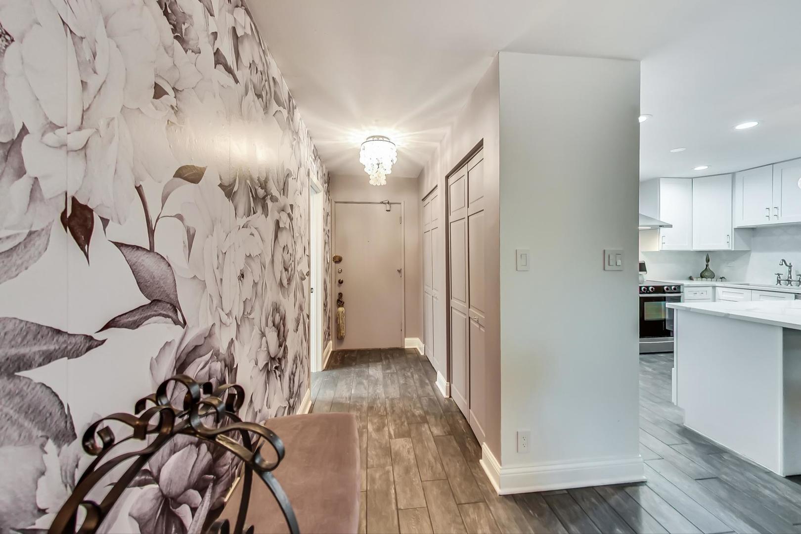 250 Ridge Avenue, Unit 3K Evanston, IL 60202 - Photo 4 of 24 a view of a kitchen