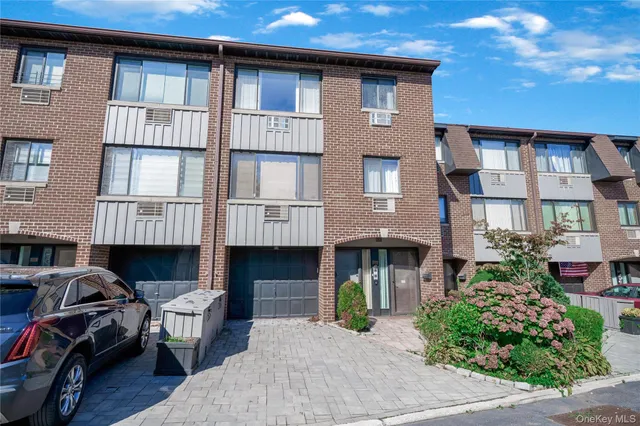 $780,000 | 15405 Riverside Drive, Unit 12B | Beechhurst