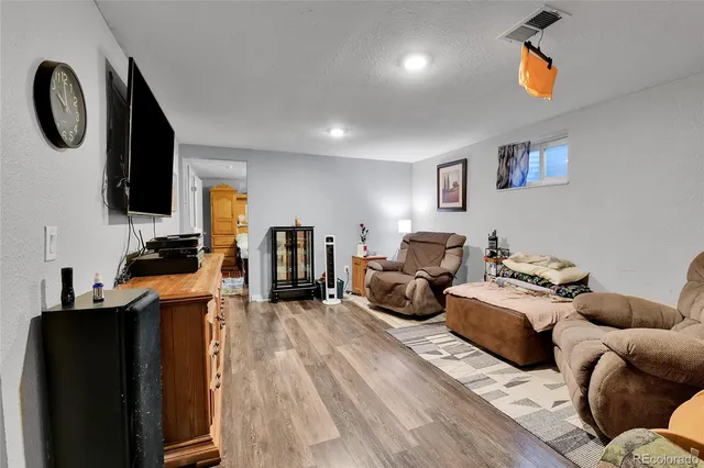 a bed room with a bed and a closet