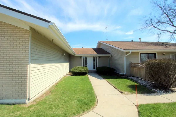 $190,000 | 4913 West Oakwood Drive, Unit D, McHenry, IL 60050