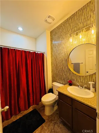 a view of a livingroom with entryway