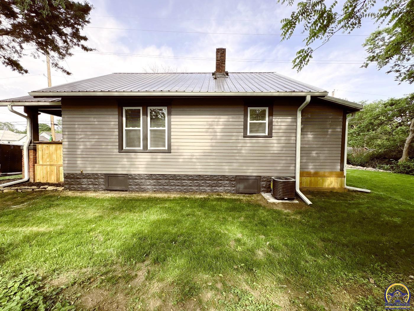 1113 Southwest Hampton Street Topeka, KS 66604 - Photo 15 of 17