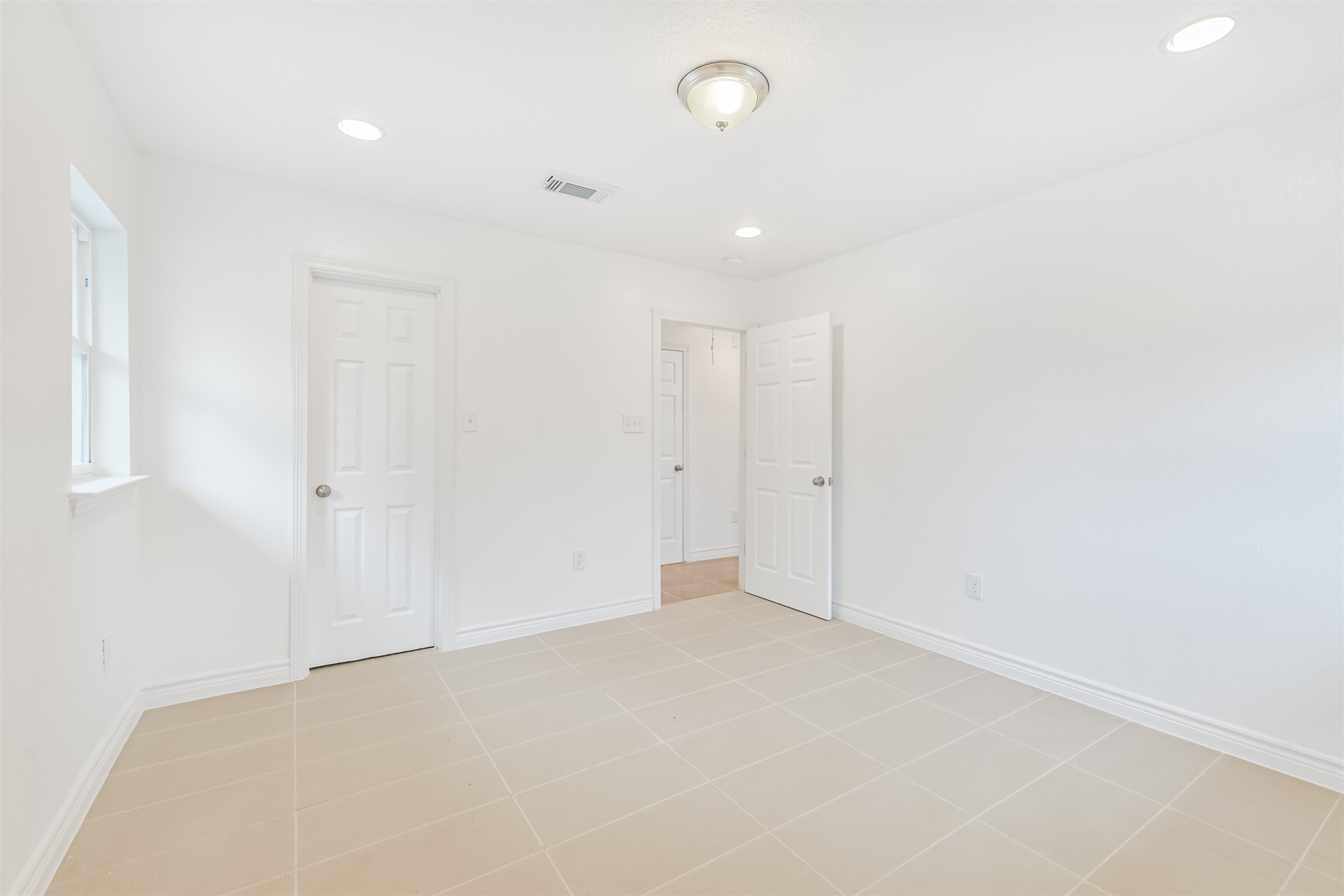 10412 Ehlers Road Conroe, TX 77302 - Photo 23 of 37 an empty room with an entryway