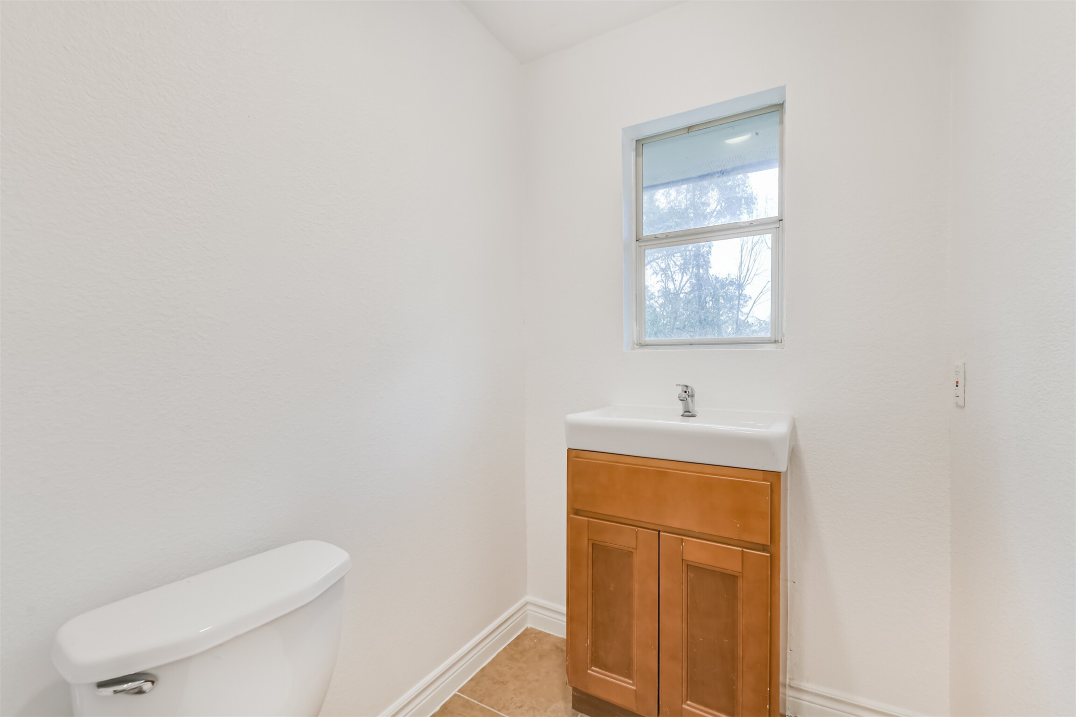 10412 Ehlers Road Conroe, TX 77302 - Photo 27 of 37 a bathroom with a toilet a sink and mirror
