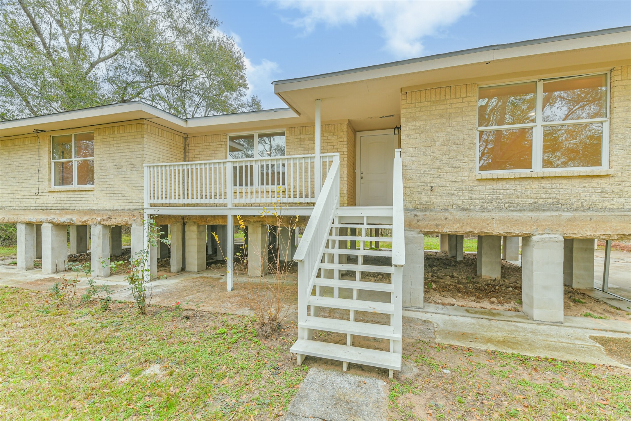10412 Ehlers Road Conroe, TX 77302 - Photo 7 of 37 a view of a house with a swimming pool
